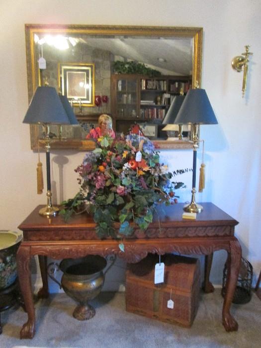 Heavily carved mahogany hall table, candlestick lamps