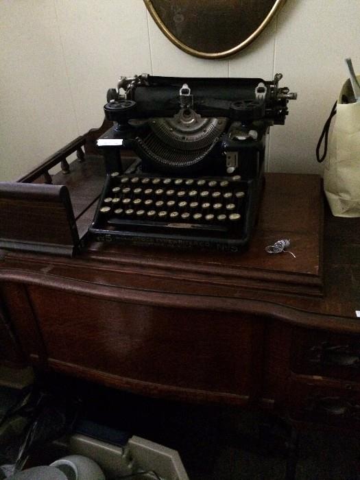     Vintage typewriter & sewing machine