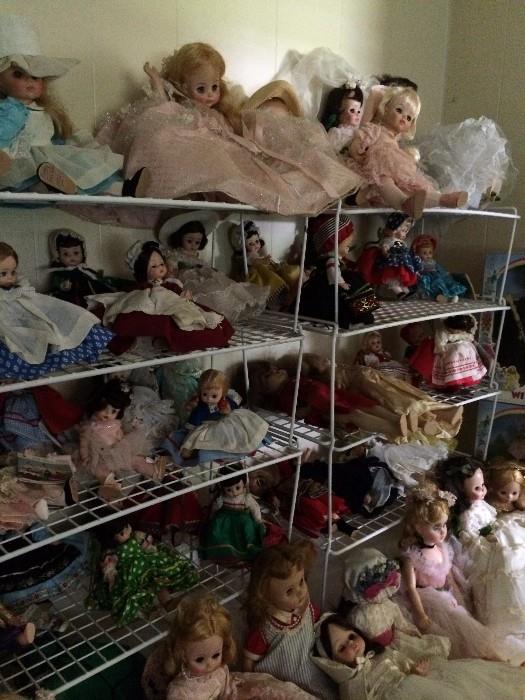       Many dolls of assorted sizes