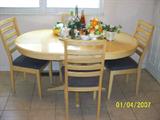 Kitchen table with 4 chairs & 1 leaf