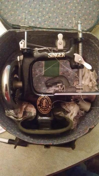 Singer toy sewing machine #20 with original case