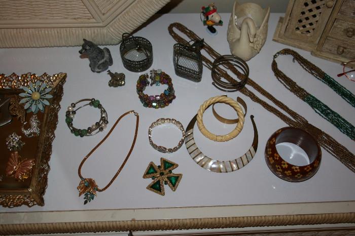Bracelets & necklaces