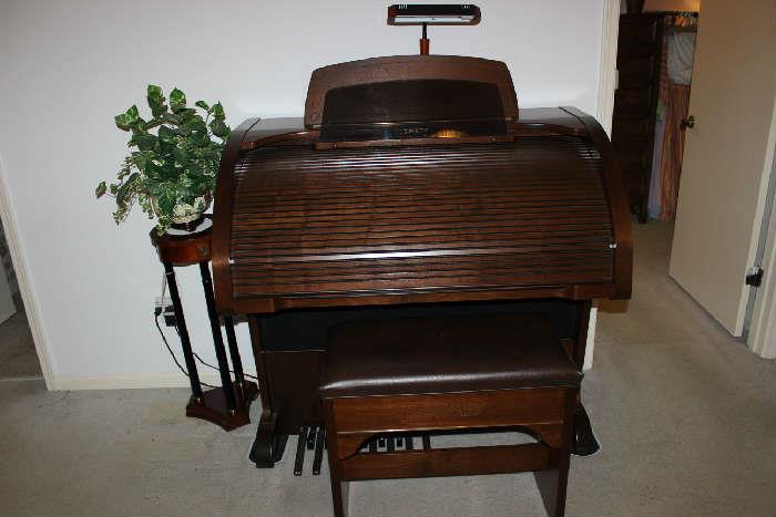 LOWREY JUBILEE ORGAN MOD. # LC301098810406 PRESTINE CONDITION. WE WERE TOLD THIS IS THE ONLY ITEM THAT COULD BE SOLD BEFORE THE SALE