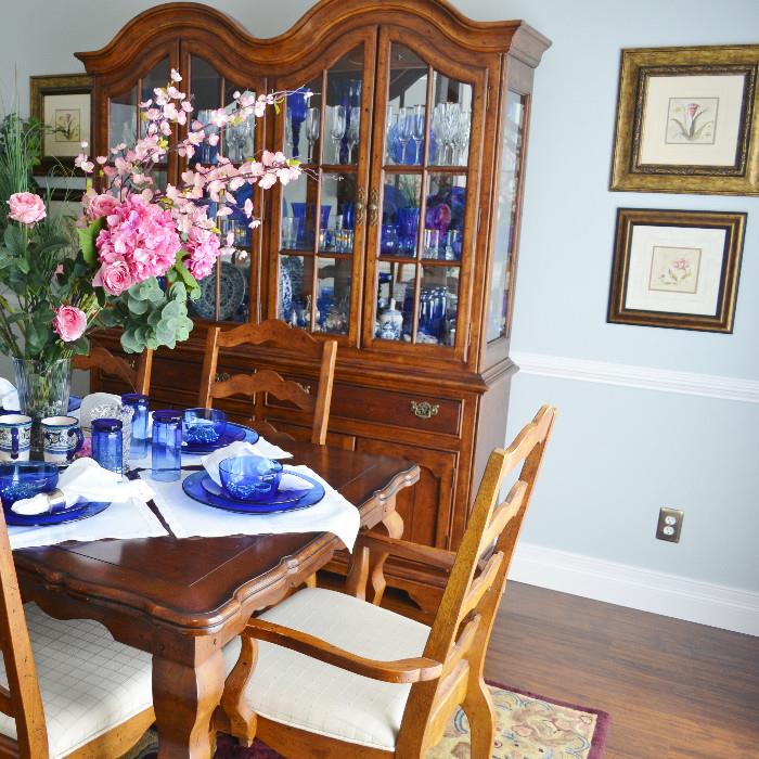 Dining Room Table, 6 chairs and matching Hutch by Universal in excellent condition