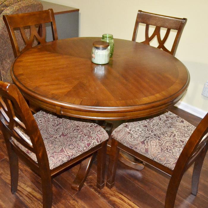 Game table, 4 chairs, excellent condition