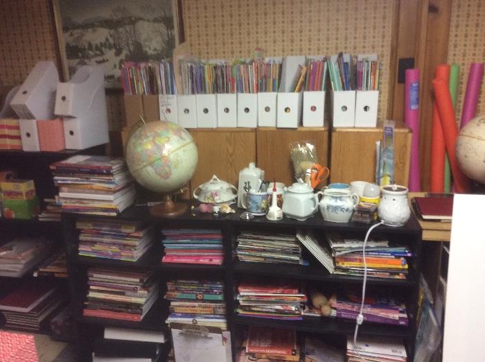 HOW TO MAGAZINES, TEAPOTS, GLOBES