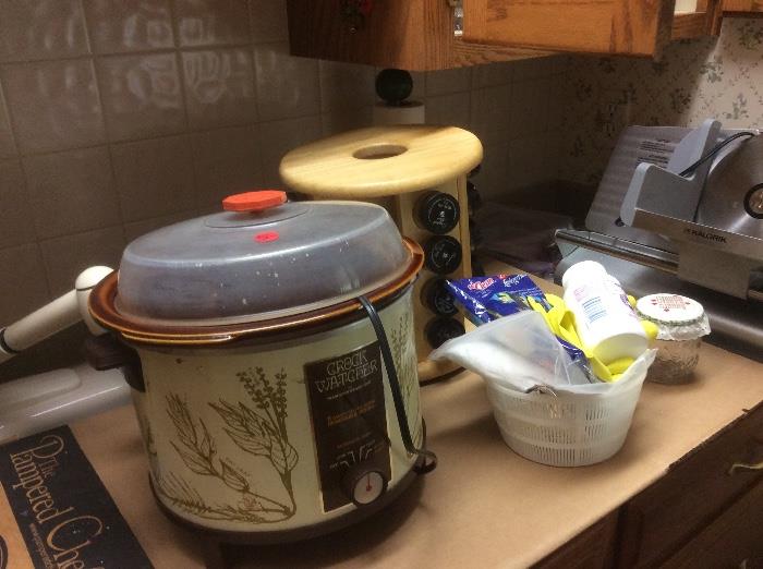 Crock pot, kitchen items
