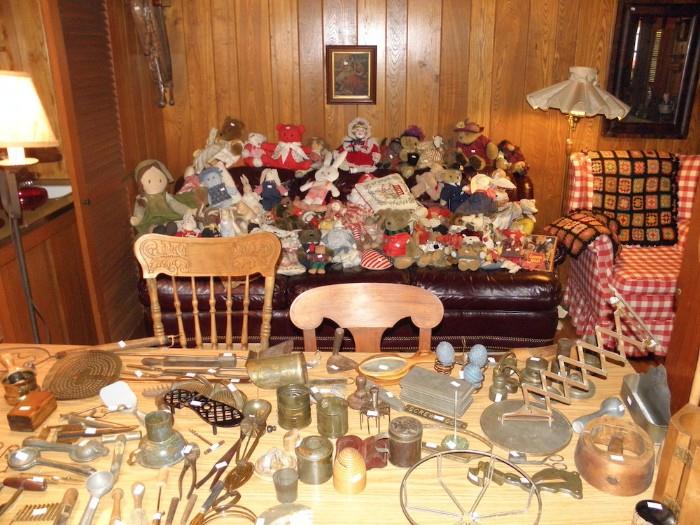 Kithen primitives, stuffed teddy bears and other dolls
