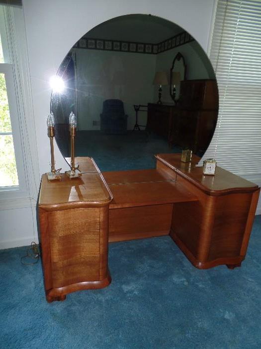 Deco dresser with mirror