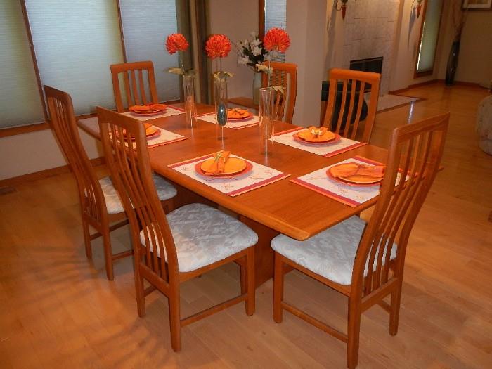 Made in Canada, 6 designer chairs and table with self storing leaves 
