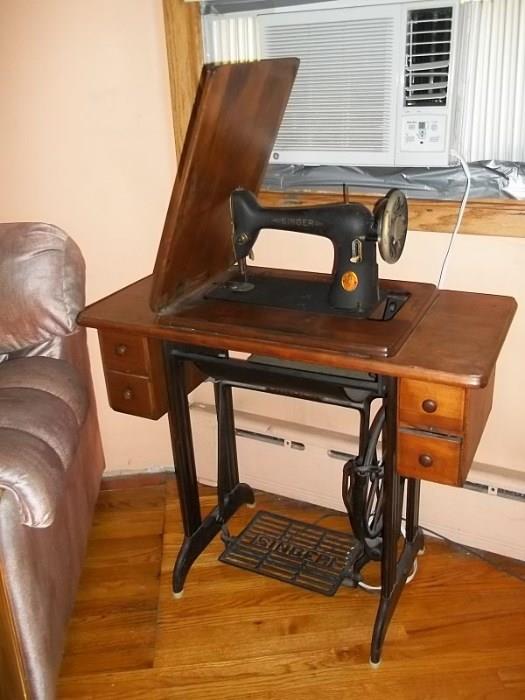 Antique Singer treadle sewing machine in 4 drawer oak cabinet