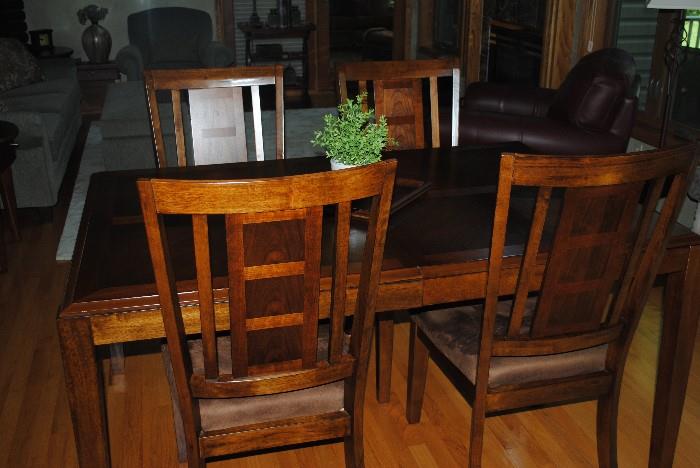 Great Kitchen table and 6 Chairs