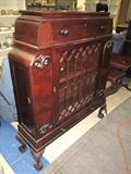 GREAT CHIPPENDALE DISPLAY CABINET WITH HIDDEN SIDE DOORS AND BALL AND CLAW FEET