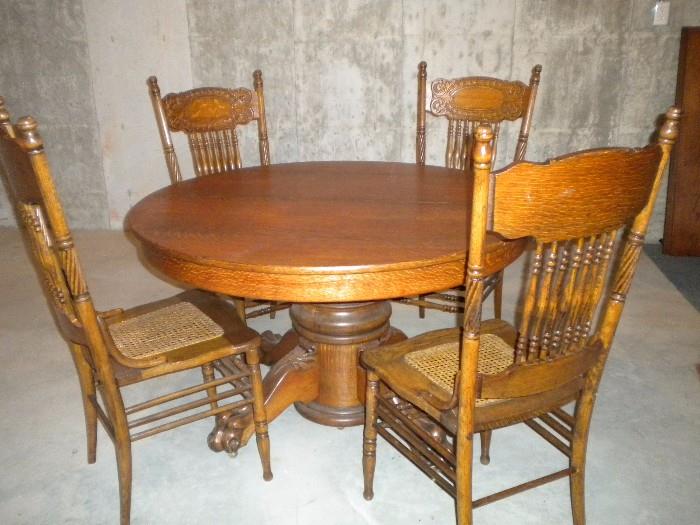 ROUND OAK DINING TABLE WITH PAW FEET AND SET OF 4 PRESS BACK CHAIRS