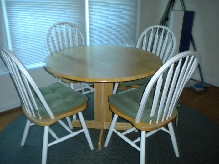BLONDE KITCHEN TABLE WITH 4 WINDSOR STYLE CHAIRS