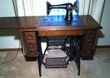 SINGER 1904 SEWING MACHINE (GREAT WOOD CASE DETAILS) 