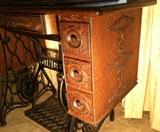 SINGER 1904 SEWING MACHINE (GREAT WOOD CASE DETAILS)