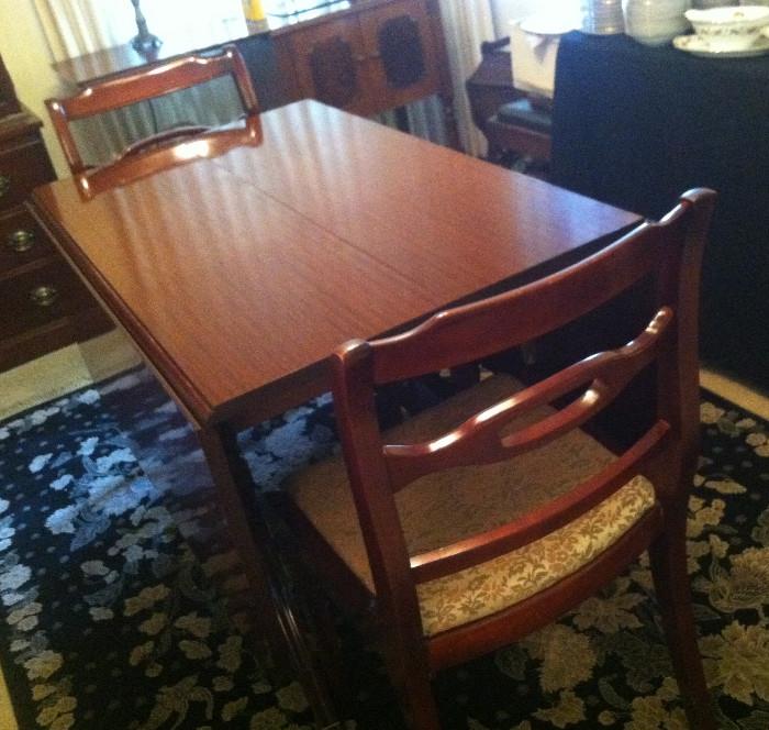 MAHOGANY  DINING TABLE W/2LEAVES & 4 CHAIRS