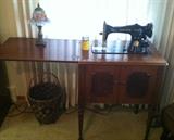 ELECTRIC SINGER SEWING MACHINE