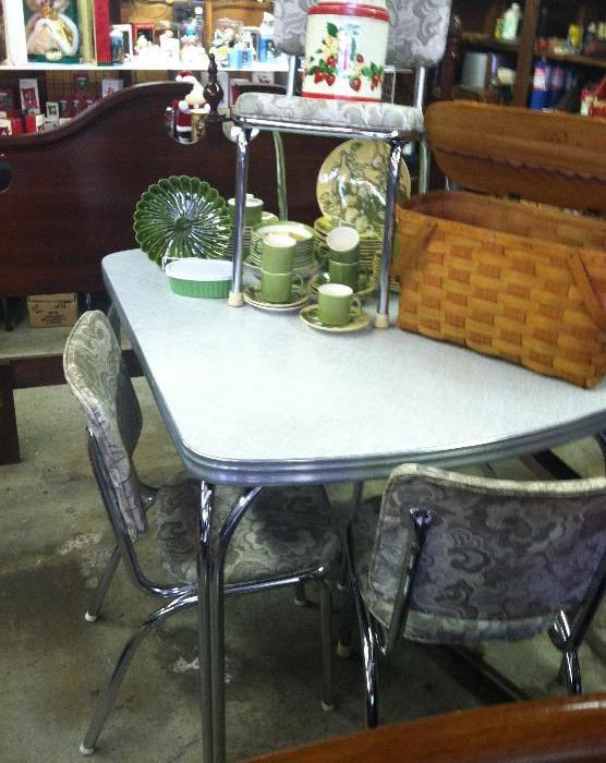 VINTAGE CHROME TABLE W/1 LEAVE & 4 CHAIRS 