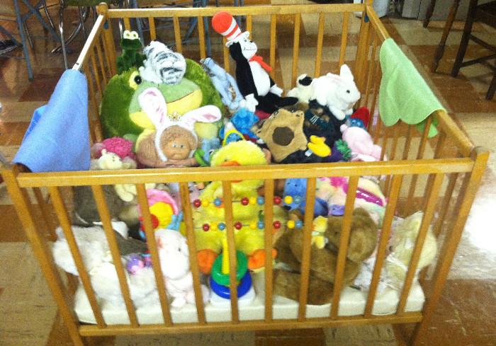 VINTAGE FOLDING PLAYPEN AND COLLECTION OF STUFFED ANIMALS