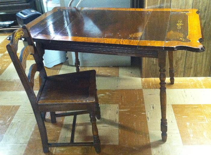 VINTAGE WOOD TABLE W/2 LEAVES AND 1 CHAIR