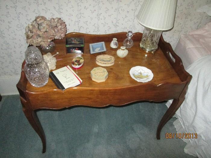 BAKER SIGNED MAHOGANY SIDE TABLE WITH SILVER OVAL LABEL - GREAT CONDITION