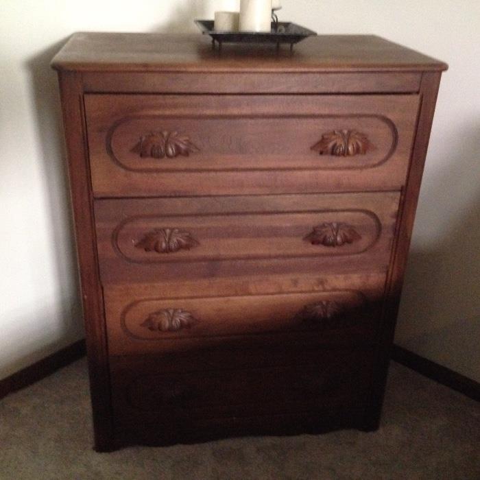 4 Drawer chest of drawers
Part of a 4 piece walnut bedroom set
Very good shape