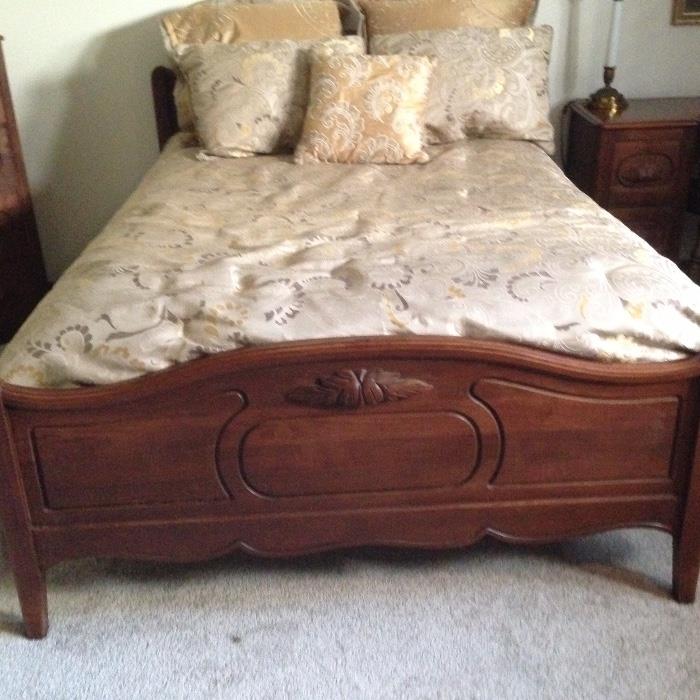 Full size 2 piece walnut bed
$200.00