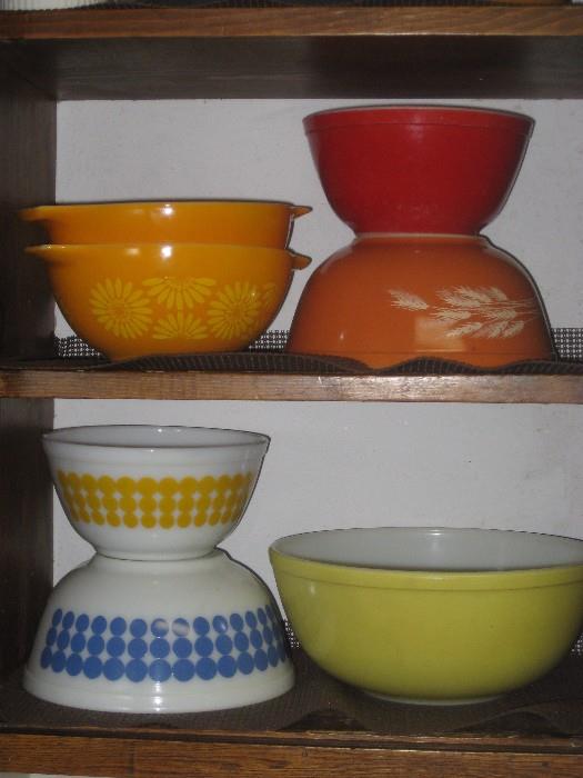 Fun vintage mixing bowls