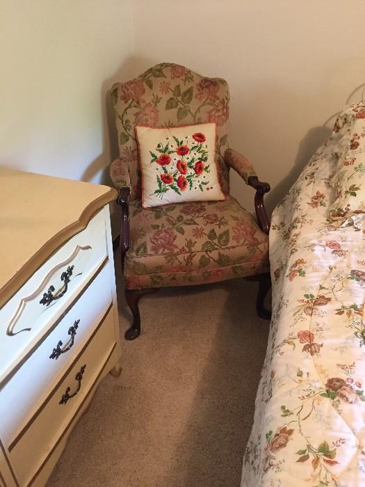 ANTIQUE VICTORIAN CHAIR