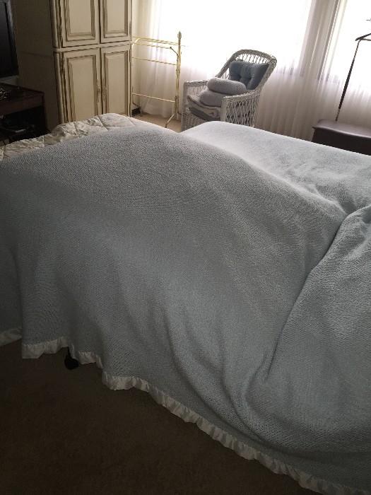 CRAFTMATIC 1 ADJUSTABLE MATTRESSES ( TWO SEPARATE SIDES ADJUSTED INDIVIDUALLY)