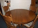 This round oak table comes with 3 leaves for your large family...