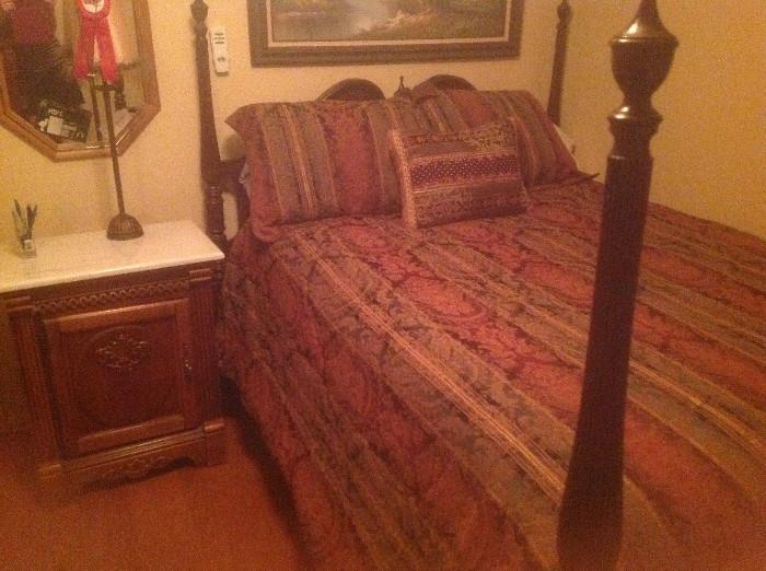 4 poster bed with nightstand