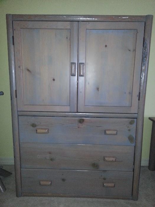 ****REDUCED***
GORGEOUS RUSTIC SEDONA KING SIZE BEDROOM SET:  PAID 
$10,000 BRAND NEW, ASKING $1,600.   KING SIZE BED, HUTCH & 2 NIGHTSTANDS.