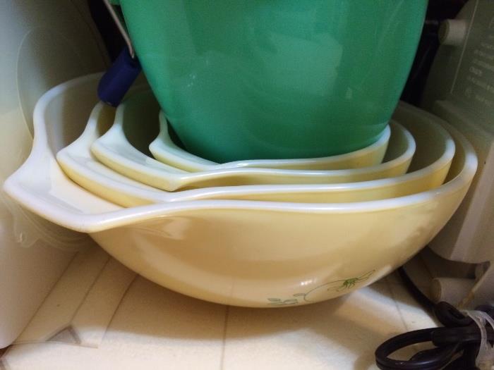 Graduated Pyrex mixing bowls--Shenandoah pattern
