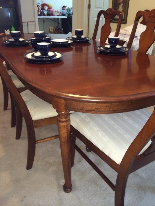 Broyhill Dining set with 6 chairs
