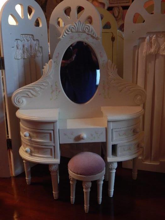 Dressing table and stool...sweet.
