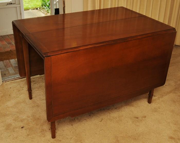 DREXEL DROP LEAF TABLE WITH 2 LEAFS 