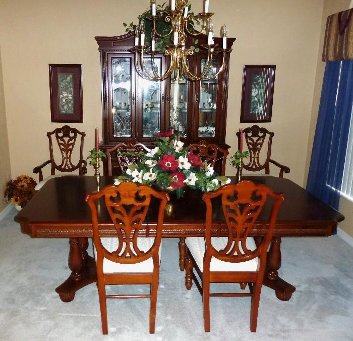 Thomasville Dining Table 6/Chairs & Matching China Hutch
