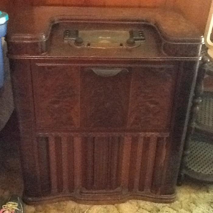 Vintage Zenith Radio w/ phonograph.  All comes on, but cannot hear sound.