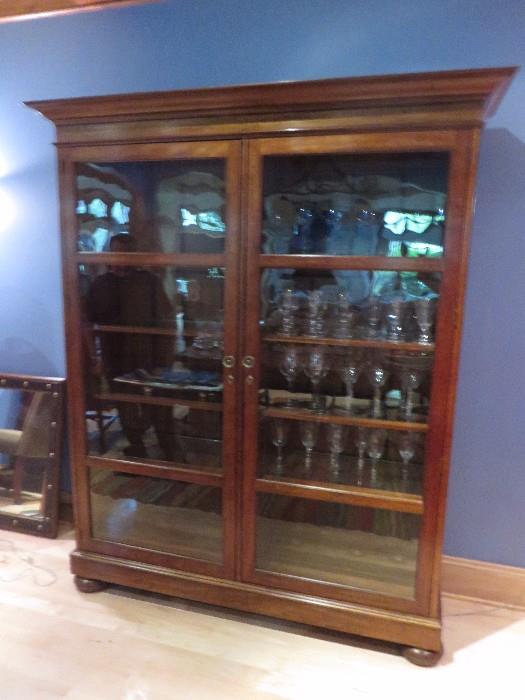 TRADITIONAL WALNUT 2 DOOR DISPLAY CABINET
WITH GLASS SHELFS AND LIGHTED INTERIOR
