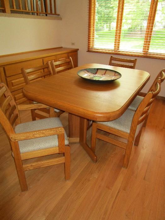 Walter of Wabash dining set.  61" x 42" without leaves.  Has four 12" leaves, 2 captains chairs & 6 side chairs.