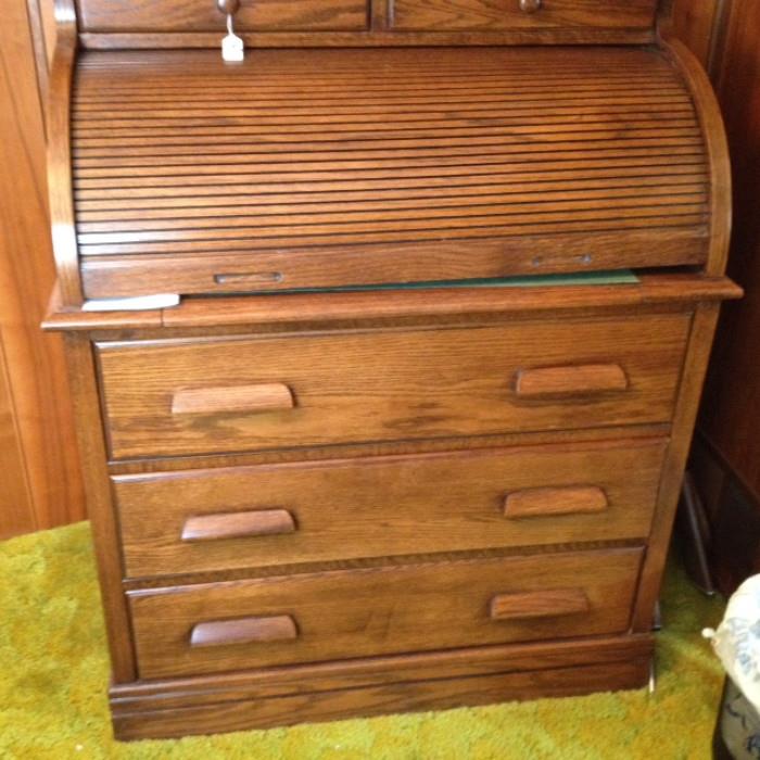 beautiful roll top desk in excellent condition