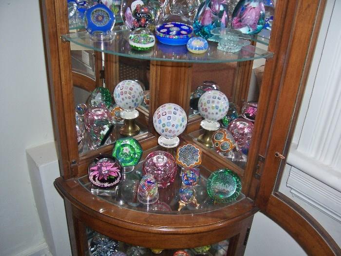 AREN'T THESE PAPERWEIGHTS WONDERFUL?  THIS IS THE BEST COLLECTION OF PAPERWEIGHTS THAT I HAVE SEEN!