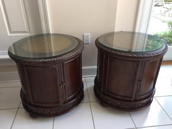Excellent pair of side/end tables in excellent, clean condition. 
