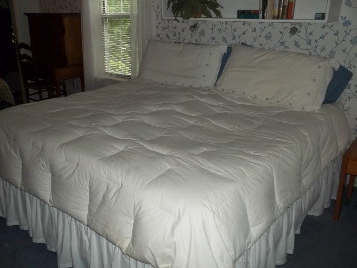 King size bed. Linens separate.