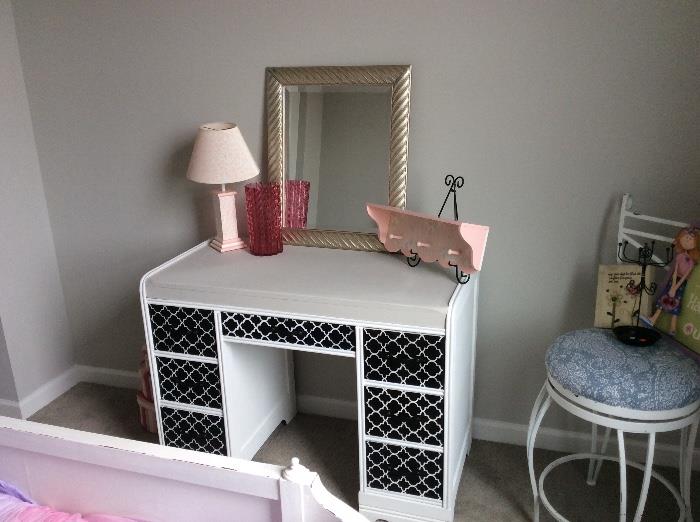Sassy little painted desk. Would make a great vanity too.
