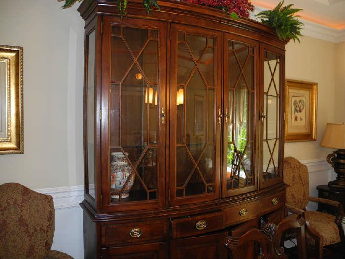 Beautiful hutch, part of the dining room set, perfect condition!
