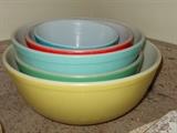 Pyrex nesting bowls